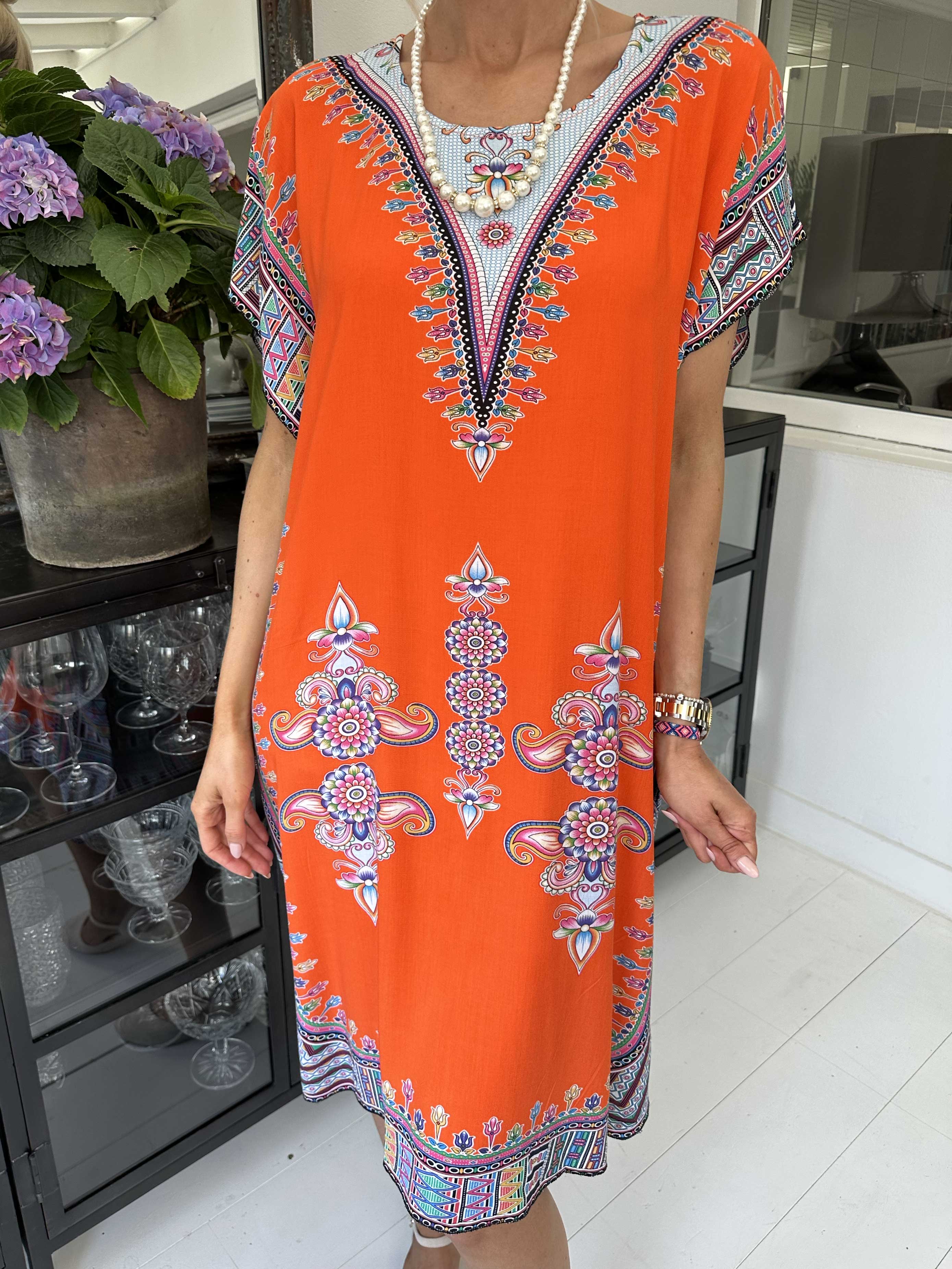 Mille - Let og luftig tunika i farvet mønster